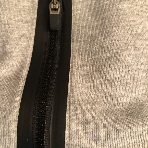 Fabletics size Large gray mini skirt w/ faux leather trim & zip pockets - Picture 8 of 12